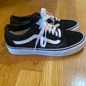 Vans Old Skool. Size: US men 6.5 / US women’s 8.0. Color: black & white.